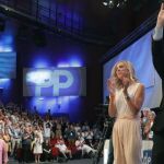 Pablo Casado junto a su esposa, Isabel Torres, saluda tras ser elegido presidente del PP. EFE/ Juan Carlos Hidalgo