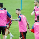 Sergio Ramos, con el peto de apoyo a la lucha contra el cáncer de mama, ayer en el entrenamiento de España