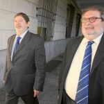 Francisco Javier Guerrero, junto a Fernando de Pablo, en los juzgados sevillanos.