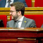 La portavoz del Ejecutivo, Elsa Artadi, el vicepresidente Pere Aragonès y el president Quim Torra ayer en el pleno del Parlament. Foto: Quique García / Efe