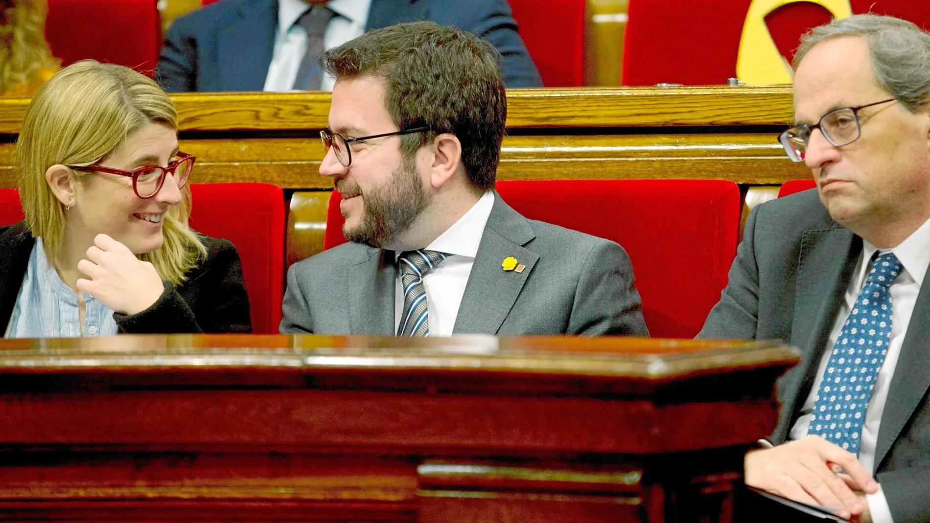 La portavoz del Ejecutivo, Elsa Artadi, el vicepresidente Pere Aragonès y el president Quim Torra ayer en el pleno del Parlament. Foto: Quique García / Efe