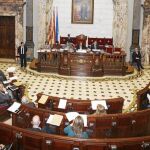 Imagen del acalorado pleno que ayer enfrentó a Barberá y Grau con el concejal socialista Pedro Miguel Sánchez