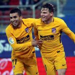 El delantero francés del Atlético de Madrid Kevin Gameiro (d) celebra con Correa tras marcar ante el Eibar