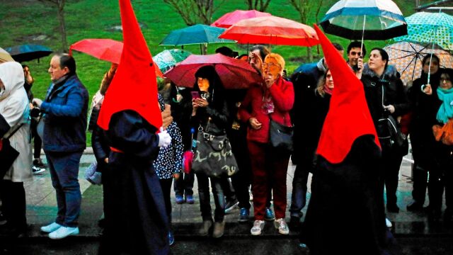 La procesión del Santísimo Cristo de Alabarderos desafió a la lluvia el Viernes Santo / Efe