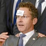 Jeroen Dijsselbloem, presidente del Eurogrupo, guardó su buen humor para la foto de familia del Ecofin de Bratislava. Con España estuvo menos amable
