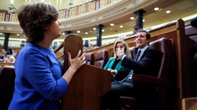 Pablo Casado y Soraya Saénz de Santamaría en el hemicíclo del Congreso de los Diputados. EFE/Juan Carlos Hidalgo