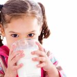 Niña tomando un vaso de leche