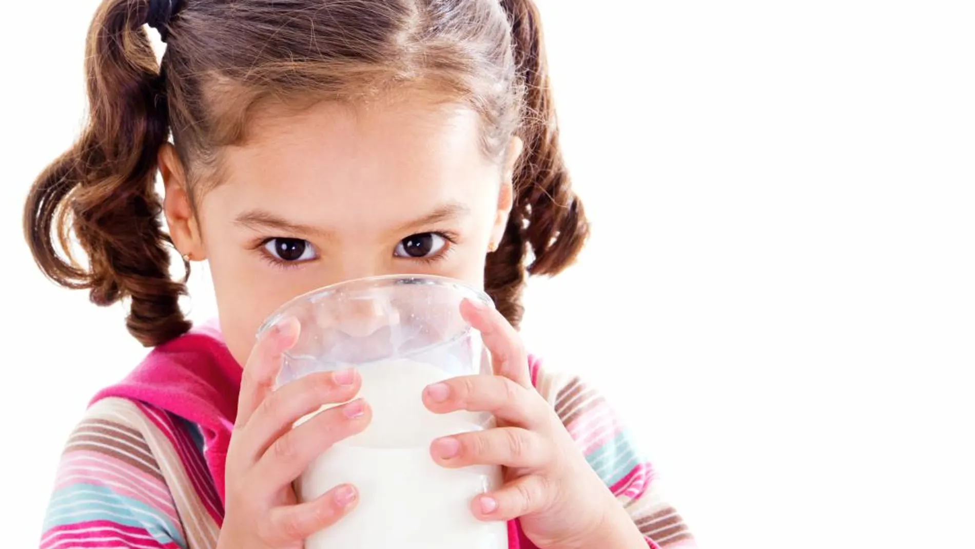 Niña tomando un vaso de leche