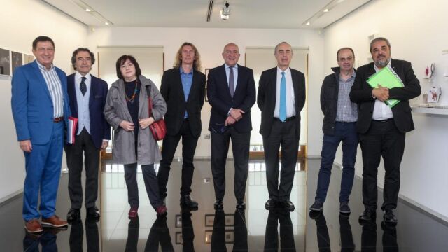 Los miembros del jurado, Carlos Aganzo, Fermín Herrero, Luis Alberto de Cuenca, Jorge de Arco, Esperanza Ortega y Jesús Fonseca junto al presidente de la Diputación de Valladolid, Jesús Julio Carnero, y el empresario Enrique Cornejo