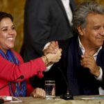 El presidente de Ecuador, Lenín Moreno (d), junto al vicepresidenta Maria Alejandra Vicuña (i), celebra mientras ofrece un discurso desde el palacio presidencial de Carondelet