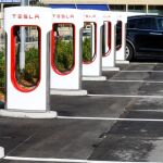 Un coche en una estación de repostaje eléctrica. Una imagen habitual en países como Suiza y cada vez más frecuente en España