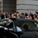 El presidente del Gobierno, Mariano Rajoy, sale del Congreso, tras el debate de la moción de censura presentada contra él por el PSOE. / Efe