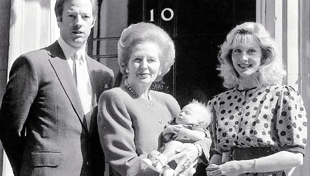 Margaret Thatcher presentó a su nieto en la puerta de Downing Street