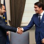 El consejero Juan Carlos Suárez-Quiñones y el ministro José Luis Ábalos estrechan sus manos antes de firmar el acuerdo