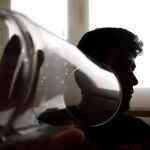 Esta patología afecta e manera física, mental y emocional anulando la voluntad de no beber