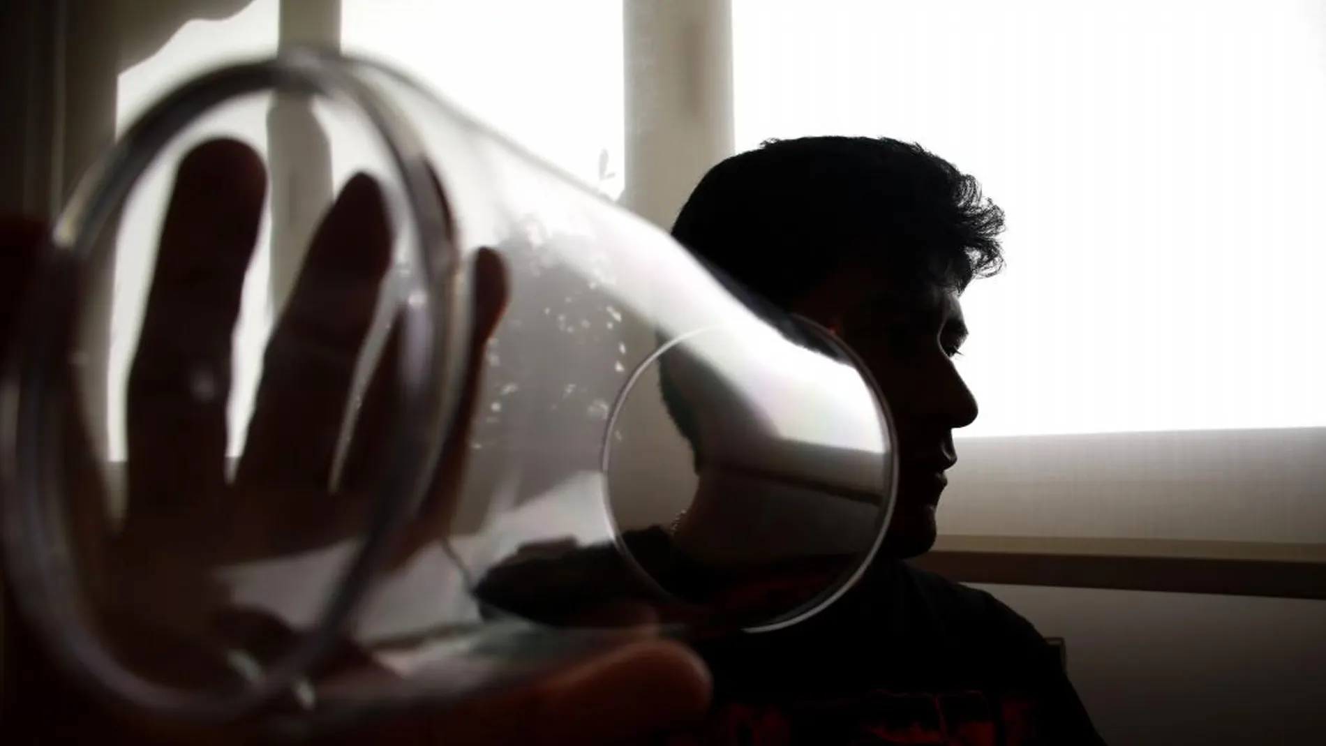 Esta patología afecta e manera física, mental y emocional anulando la voluntad de no beber