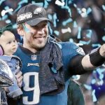 Nick Foles, «quarterback» de los Eagles, posa con su hija Lily en brazos después de la gran final de la NFL en el US Bank Stadium de Minneápolis