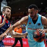 Phil Pressey (d), base estadounidense del FC Barcelona Lassa, conduce el balón frente a David Jelinek
