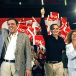Archivo. Imagen de la campaña de 2007 del PSPV con el candidato Joan Ignasi Pla, Rodríguez Zapatero y Carmen Alborch. La Justicia investiga si varios Ministerios dieron contratos a Crespo Gomar tras procedimientos irregulares