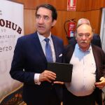 El consejero de Fomento y Medio Ambiente, Juan Carlos Suárez-Quiñones, junto al alcalde de Bembibre (León), José Manuel Otero, y el viceconsejero de Desarrollo Rural y director general del Instituto Tecnológico Agrario de Castilla y León, Jorge Llorente