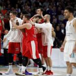 Los jugadores de Olympiacos celebran su victoria frente al Real Madrid a la finalización del encuentro