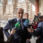 Francisco Camps atendió a los medios de comunicación tanto a su salida del Consell Jurídic Consultiu para dirigirse a los Juzgados, como al llegar a estos y también al salir tras prestar declaración