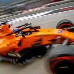 El piloto español de Fórmula Uno Fernando Alonso de la escudería McLaren participa en un entrenamiento para el Gran Premio de Baréin en el circuito Sakhir