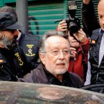 La última decisión del juez ha sido aplicar la fianza al imputado Alfonso Grau, pero aún no ha decidido si le impone también a Eduardo Santón