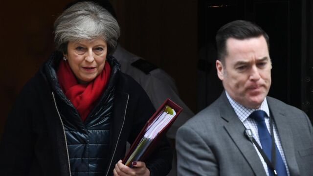 La primera ministra británica, Theresa May, abandona el número 10 de Downing Street para dirigirse a la sesión de control en el Parlamento en Londres (Reino Unido) hoy