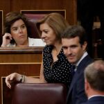 El presidente del Partido Popular, Pablo Casado, y las diputadas, María Dolores de Cospedal (c), y Soraya Saenz de Santamaría (i), ayer / Foto: Efe