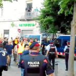 Los Mossos tuvieron que colocar vallas para que no hubiera un enfrentamiento entre ambos colectivos, que cruzaron frases y proclamas/ Antena 3