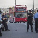 El vehículo, un autobús de dos pisos con el segundo de ellos descubierto, ha impactado contra las ramas bajas de un árbol