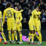 El brasileño Neymar celebra el gol con sus compañeros del PSG