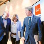 El presidente madrileño, Ángel Garrido, con el vicepresidente Pedro Rollán y la consejera de Economía, Engracia Hidalgo al acabar la rueda de prensa posterior al Consejo de Gobierno