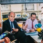 El ex presidente de la Generalitat, Francisco Camps, mantuvo ayer un encuentro informal con los medios de comunicación donde explicó por qué ha presentado un escrito para que se investigue quien filtró al diario El Mundo su recurso