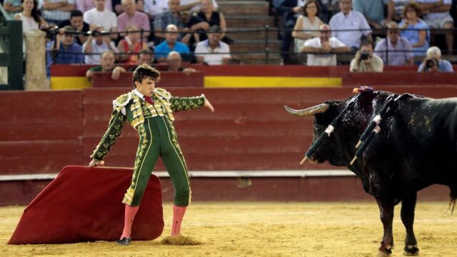 Varea ante el segundo de su lote, un toro de banderillas negras / EFE