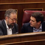 El líder de Ciudadanos, Albert Rivera (d), conversa con el portavoz parlamentario de Ciudadanos, Juan Carlos Girauta. Efe