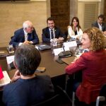 La ministra de Política Territorial y Función Pública, Meritxell Batet (2d); la consellera de la Presidencia, Elsa Artadi (i); el conseller de Acción Exterior, Relaciones Institucionales y Transparencia, Ernest Maragall (2i); y el conseller de Economía y Hacienda, Pere Aragonès (3d)