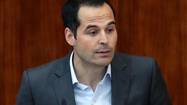 El portavoz de Ciudadanos, Ignacio Aguado, durante un pleno extraordinario de la Asamblea de Madrid. EFE/ Víctor Lerena