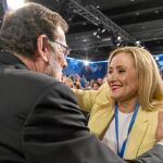 Un afectuoso saludo que intercambiaron el presidente del Gobierno y la presidenta de la Comunidad de Madrid evidenció el respaldo del Ejecutivo.