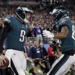 Foles ccelebra un touchdown con Torrey Smith