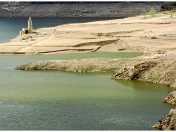 En la imagen, el pantano de Sau, en la Catalu&ntilde;a central, con su emblem&aacute;tica iglesia