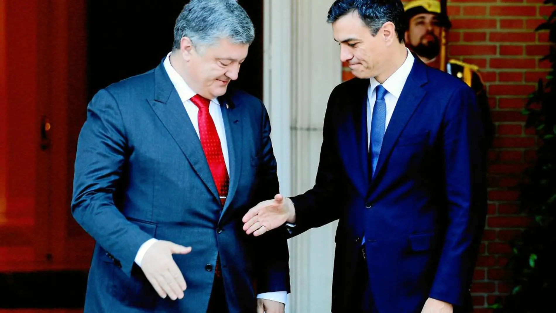 El presidente del Gobierno, Pedro Sánchez, recibió ayer en La Moncloa a su homólogo ucraniano, Petró Poroshenko / Cipriano Pastrano
