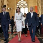 La Reina Letizia (centro), junto al president de la Generalitat, Ximo Puig (izqda), y el alcalde de Valéncia, Joan Ribo, tras el acto de entrega de los Premios Rey Jaime I