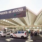 Taxis estacionados en la estación de Alta Velocidad-Larga Distancia de Puerta de Atocha, en la capital de España. EFE/Emilio Naranjo