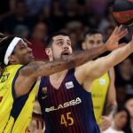 l base francés del Morabanc Andorra Anderew Albicy (i) lucha el balón con el francés Adrien Moerman, del Barcelona Lassa