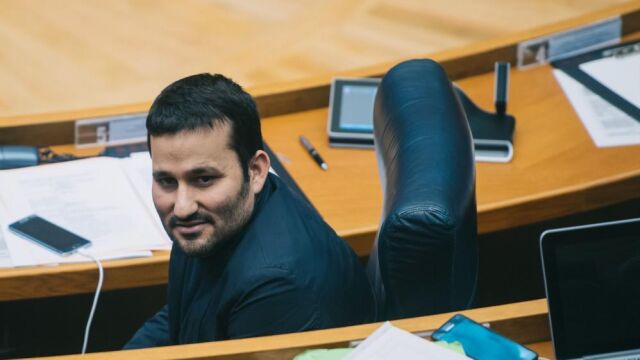 El conseller de Educación, Vicent Marzà recibió la felicitación de la vicepresidenta Oltra por sacar adelante esta nueva ley. El presidente de la Generalitat no asistió ayer al pleno de Les Corts