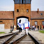 Dos jóvenes con banderas de Israel