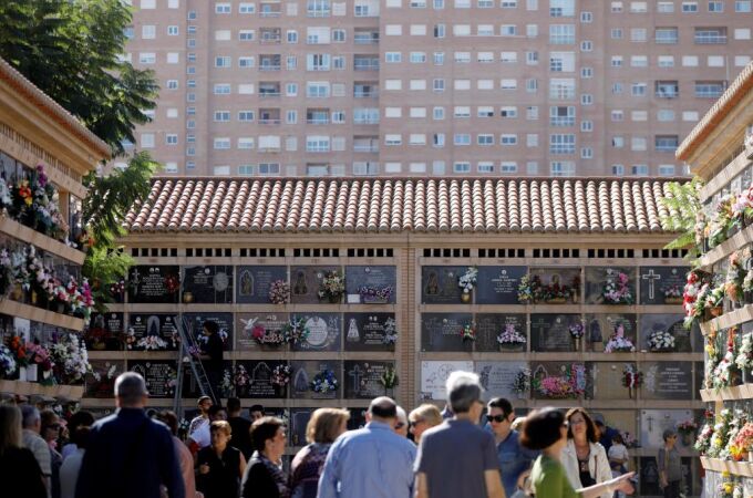 Un gran número de personas recorre uno de los cementerios de Valencia para depositar flores en los lugares donde están enterrados sus seres queridos en el Día de Todos los Santos Un gran número de personas recorre uno de los cementerios de Valencia para depositar flores en los lugares donde están enterrados sus seres queridos en el Día de Todos los Santos