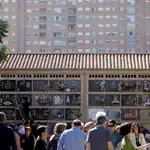 Un gran número de personas recorre uno de los cementerios de Valencia para depositar flores en los lugares donde están enterrados sus seres queridos en el Día de Todos los Santos